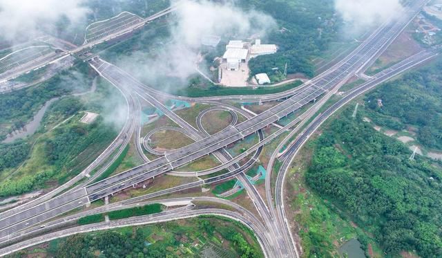 9月29日上午8时，泸州二环路千凤路段迎来通车，齐家互通立交、七一互通立交开放通行。刘学懿摄