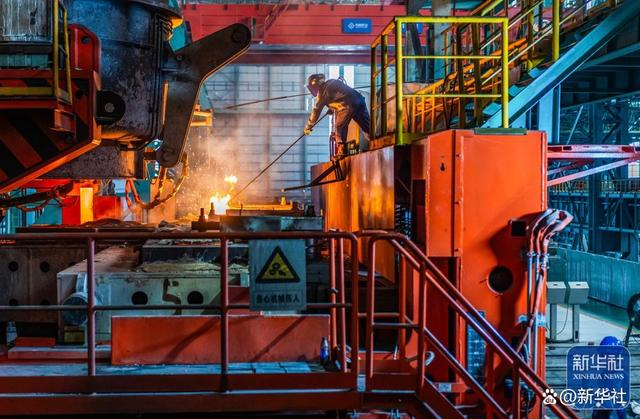 9月30日，在位于安徽省马鞍山市的中国宝武马钢股份特钢公司生产线上，员工在生产中高端特钢产品。新华社发（罗继胜 摄）