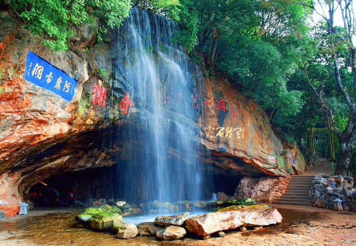 　　阿庐古洞 赵江洪 摄