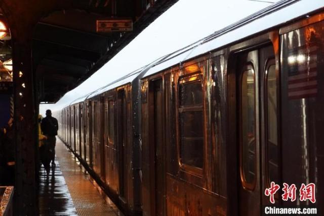 当地时间9月29日，美国纽约市因极端降雨天气进入紧急状态。图为纽约市一列地铁在雨中延误到站。　中新社记者 王帆 摄