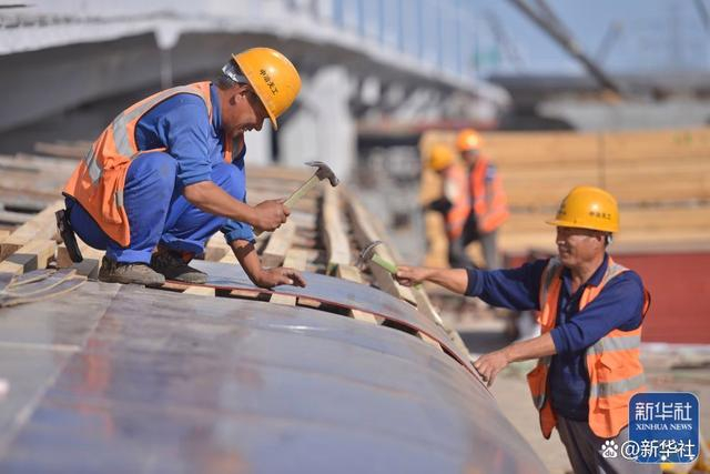 9月30日，在河北省石家庄市北三环市政化改造项目体育大街互通立交施工现场，工人进行桥梁施工作业。新华社发（张晓峰摄）