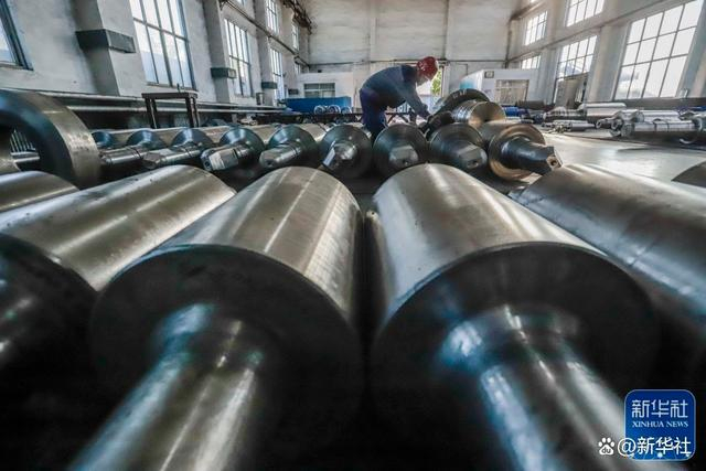 9月30日，工人在河北省遵化市西三里镇一家轧辊加工企业车间工作。新华社发（刘满仓 摄）