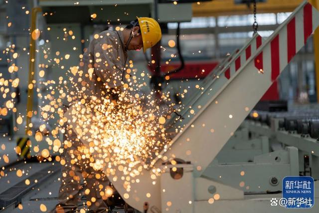9月30日，安徽省合肥市肥东县合肥循环经济示范园中建材钢构生产车间内，工人在打磨钢构产品。新华社发（阮雪枫 摄）