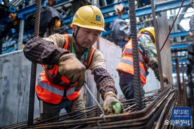 9月30日，在湖北省武汉长江中心项目工地，中建三局工人在空中造楼机内进行钢筋绑扎作业。新华社记者 伍志尊 摄