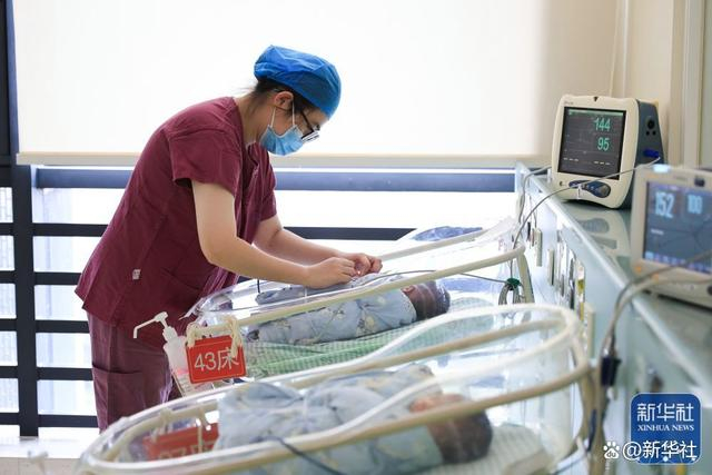 9月30日，在江苏省妇幼保健院，护士在护理新生儿。新华社发（苏阳 摄）