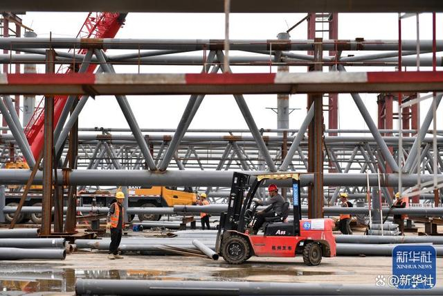 9月30日，中铁建工工人在湖南长沙西站项目建设工地作业。新华社记者 陈振海 摄