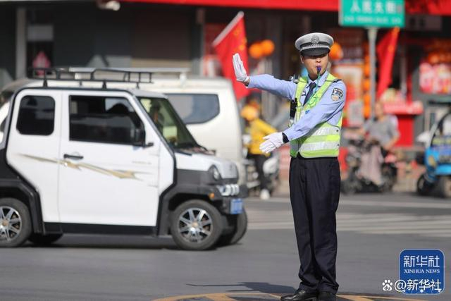 9月30日，河南省焦作市温县一名交警在岗位上执勤。新华社发（徐宏星 摄）