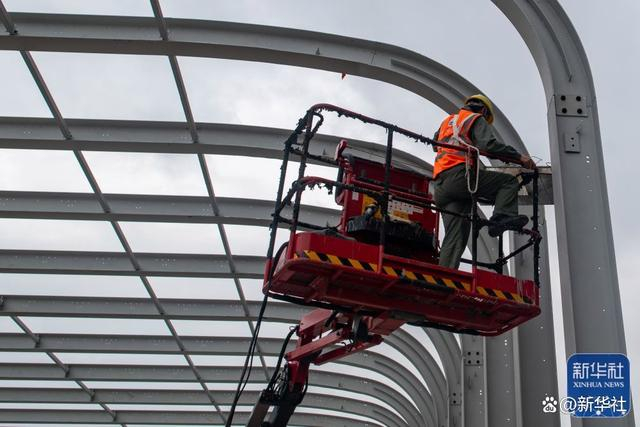 9月30日，在湖北省武汉市友谊大道快速化改造项目工地，中建三局三公司工人在进行声屏障安装作业。新华社发（杜子璇 摄）