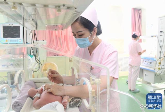 9月30日，河北省新乐市医院新生儿科护士在护理新生儿。新华社发（贾敏杰 摄）