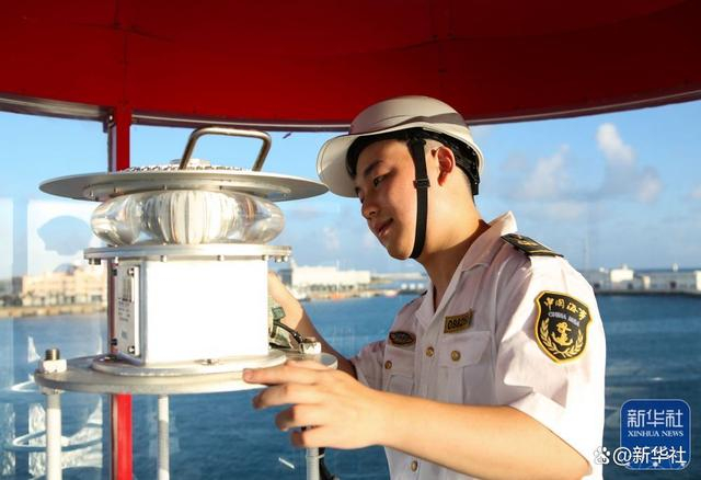 9月29日，三沙航标处永兴航标管理站的工作人员在海南省三沙市永兴岛综合码头北堤头灯桩巡查。新华社记者 樊雨晴 摄