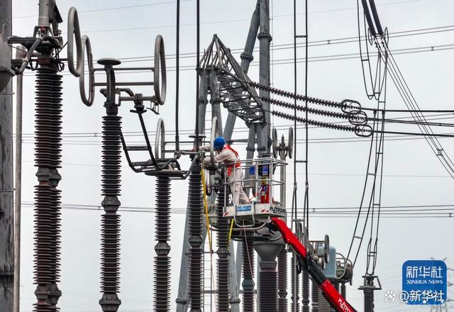 9月30日，电力人员在江苏省泰州市500千伏泰兴变电站检修现场对设备进行检修作业（无人机照片）。新华社发（汤德宏 摄）