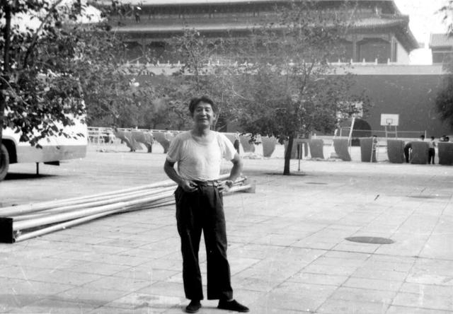 王国栋在天安门画室外留影（受访者供图）