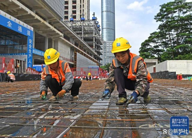 9月30日，工人在广西南宁市良庆区五象大道中建三局一公司南宁中银金融中心项目建设工地绑钢筋。新华社记者 周华 摄