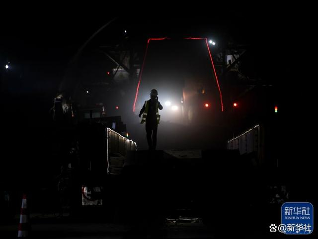 9月30日，在位于四川省达州市境内的西渝高铁康渝段大地坪隧道建设现场，中铁四局的工人在施工。新华社记者 王曦 摄