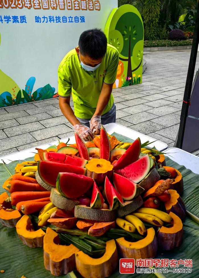 工作人员为动物制作月饼大餐。