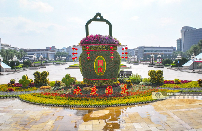 9月28日，桂林市中心广场“欢度国庆”巨型花篮布置完成，为国庆佳节营造浓厚氛围。 黄捷文 摄