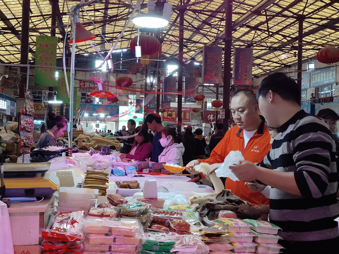 在西城农场市场，顾客跟老板聊食材怎么做更好
