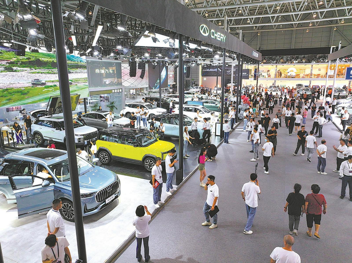 9月29日，在合肥滨湖国际会展中心，众多市民前来参观新能源汽车展。本报记者 徐旻昊 摄