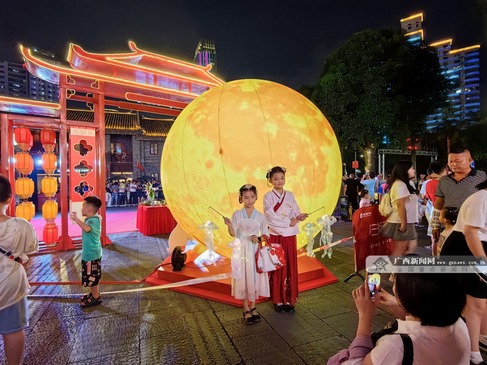 9月29日，在南宁市三街两巷历史文化街区，许多市民结伴前来打卡游玩，欢度中秋佳节。广西新闻网-广西日报记者 徐天保 摄