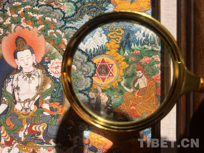 图为画师多拉所创作的唐卡作品《三怙主》（局部）摄影：赵振宇