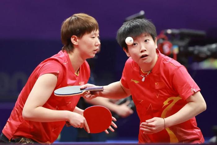 9月30日，孙颖莎（右）/王曼昱在比赛中。新华社记者 刘续 摄