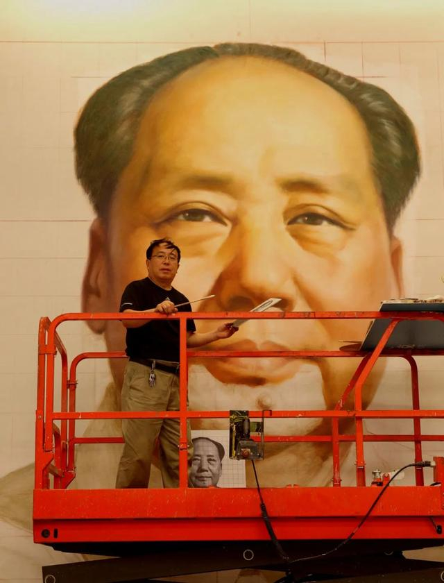 邢秋成在绘制大型毛主席画像现场（受访者供图）