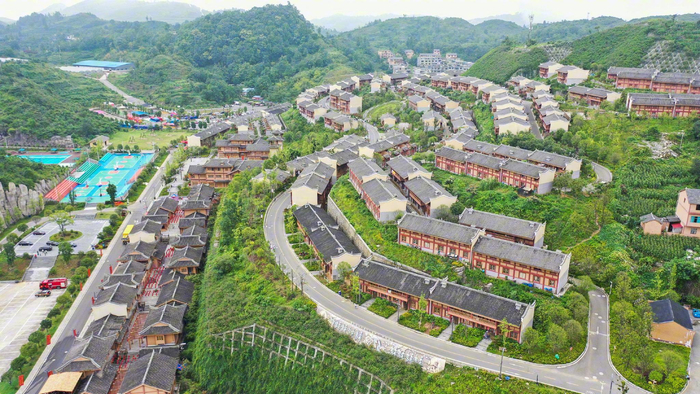 贵州晴隆县阿妹戚托小镇是全国唯一一个整乡搬迁的易地移民搬迁安置点，如今正依托优势文化旅游资源，大力发展旅游业。刘朝富 摄