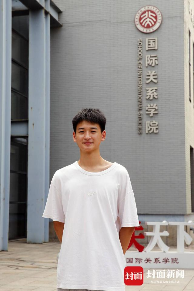 "敬礼娃娃"郎铮今年以四川省文科前30的名次被北京大学国际关系学院