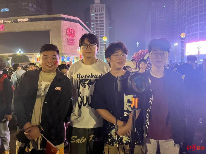▲小吴（左二）和同学们到天府广场看升旗仪式