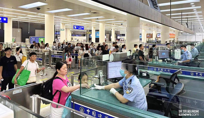 皇岗边检站开足查验通道高效为出境旅客办理查验手续。（来源：皇岗边检站）