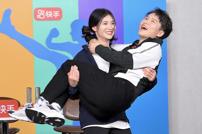 夏思凝抱起张伟丽