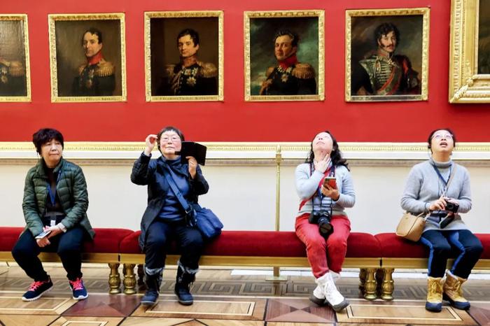 2月26日，俄罗斯圣彼得堡，中国游客参观艾尔米塔什博物馆。