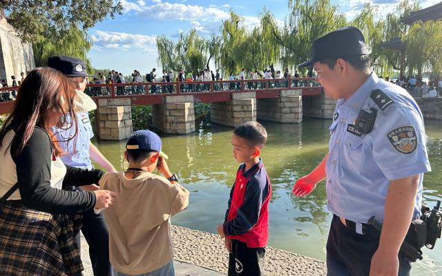 民警提醒儿童远离水域。  新京报记者 彭镜陶 摄