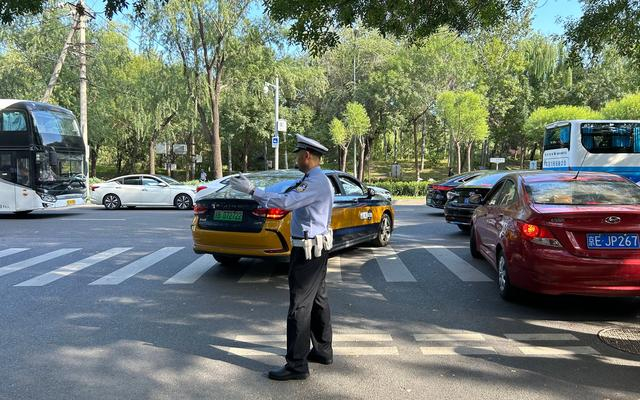 民警正在颐和园东宫门附近指挥交通。  新京报记者 彭镜陶 摄