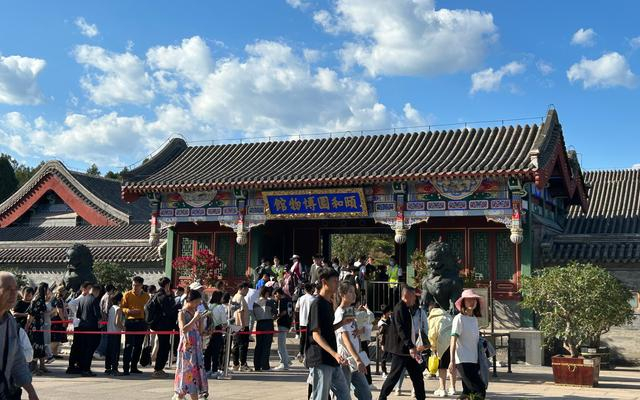颐和园博物馆门前人来人往。  新京报记者 彭镜陶 摄