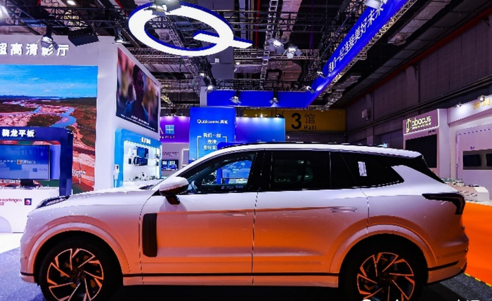 第3代骁龙汽车数字座舱平台豪华智能旗舰SUV在进博会进行展示