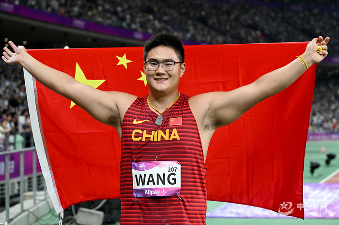 中国选手王琦在男子链球比赛后庆祝.王传顺 摄