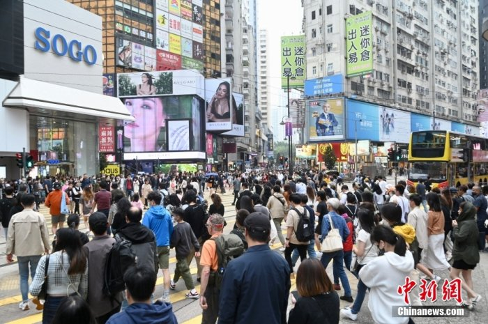 　　资料图：大批内地旅客在香港旅游购物，铜锣湾街上人头涌涌。中新社记者 李志华 摄