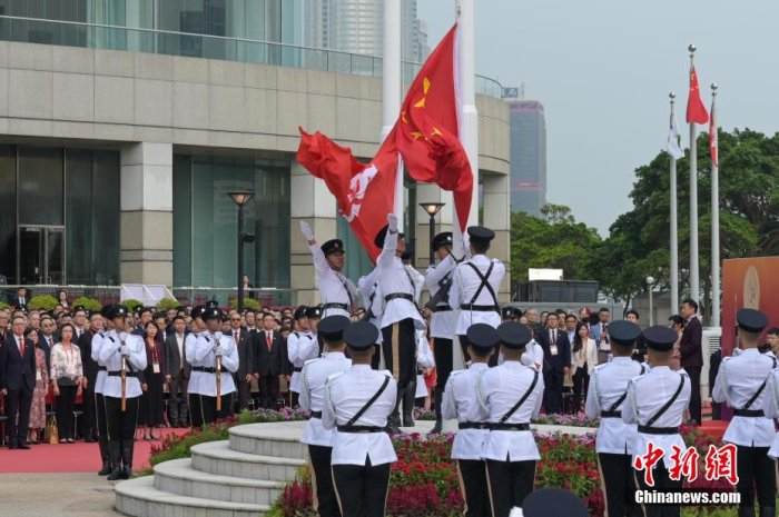 　　10月1日上午，香港特区政府在金紫荆广场举行升旗仪式，庆祝中华人民共和国成立74周年。中新网记者 陈永诺 摄