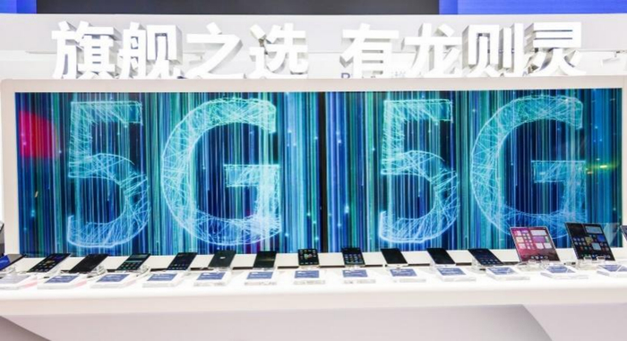 2022年第五届进博会高通展位上的5G旗舰手机