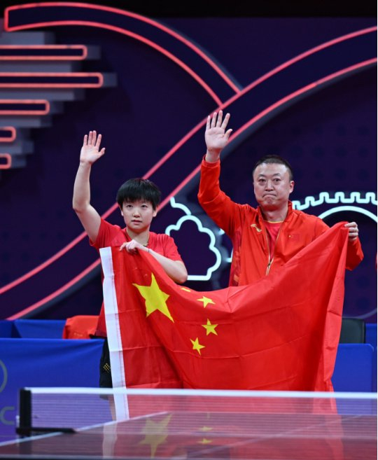 10月1日，孙颖莎以4:1战胜日本选手早田希娜，获得亚运会乒乓球女单金牌。河北日报记者耿辉摄