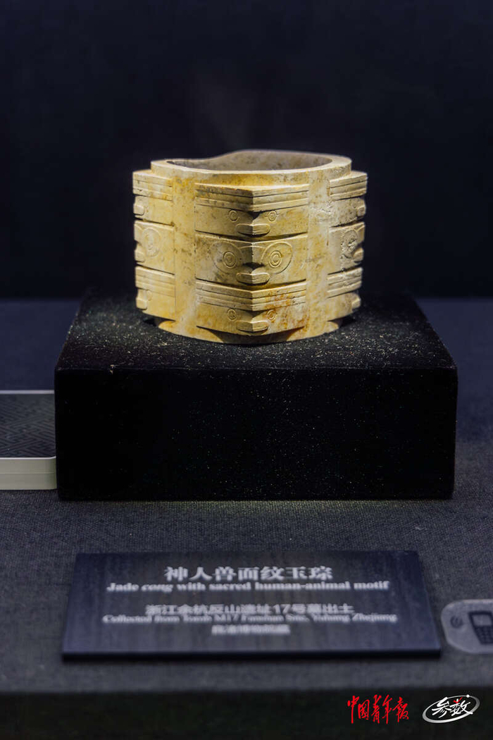 陈列在良渚博物院内的玉琮. 实习生 汪苗/摄