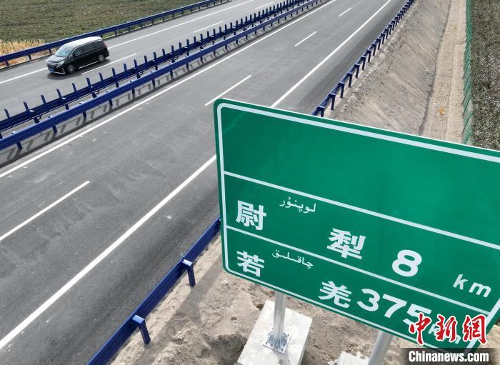 9月30日，车辆行驶在新疆乌尉高速公路项目(简称“乌尉高速公路”)库尔勒南互通至尉犁段的高速公路上。确·胡热 摄