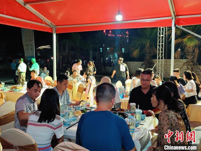 9月29日正值中秋佳节，两岸同胞品中国乡宴，欢度佳节。中新网记者 叶秋云 摄