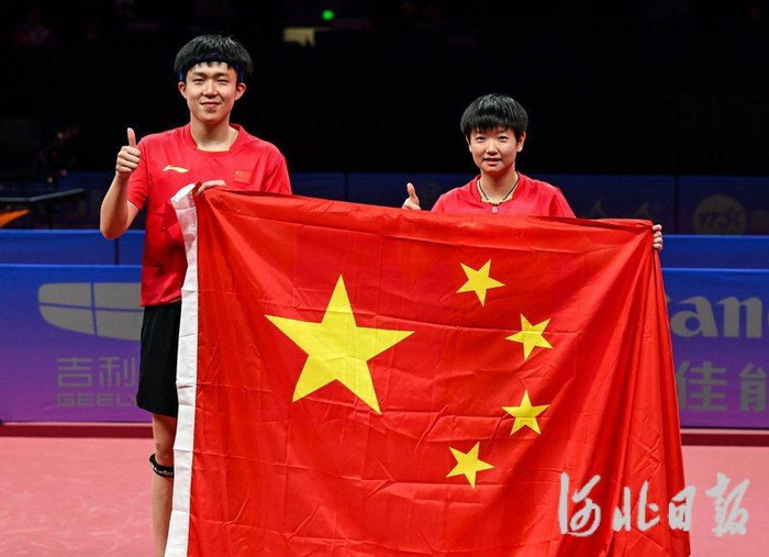 9月30日，孙颖莎（右）/王楚钦夺得杭州亚运会乒乓球项目混双冠军。河北日报记者耿辉摄
