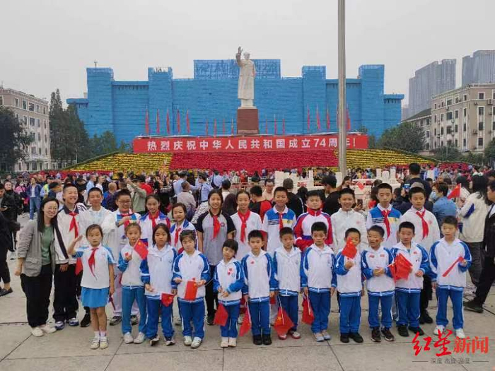 ▲老师税莲带学生到天府广场观看升旗仪式