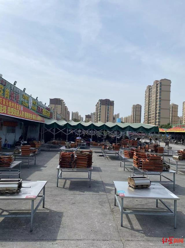 ▲9月22日中午，临淄大院内，不少桌子都空着