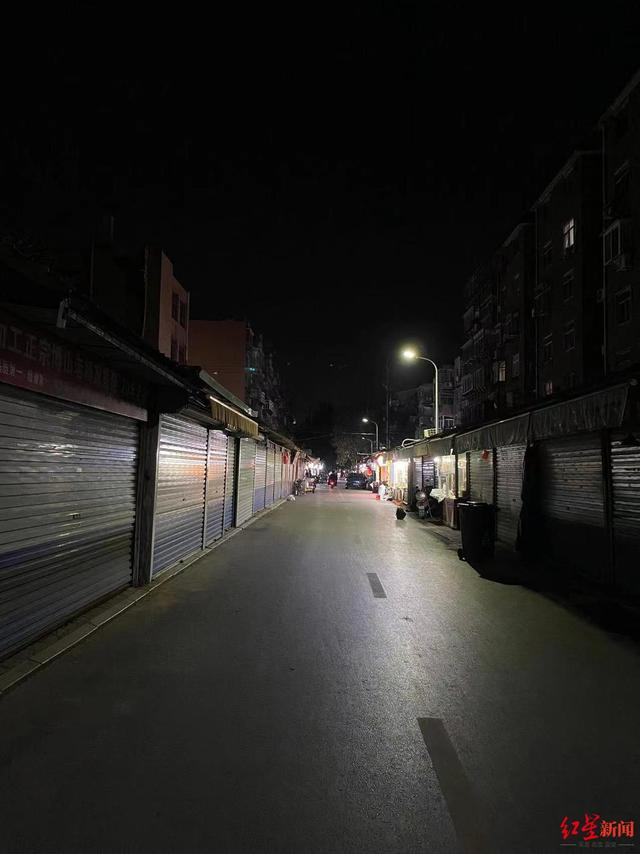 ▲9月23日晚10时20分，冷清的八大局便民市场