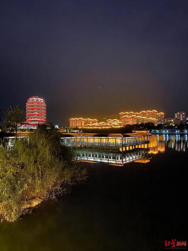 ▲号称“中国最美书店”淄博海岱楼钟书阁夜景