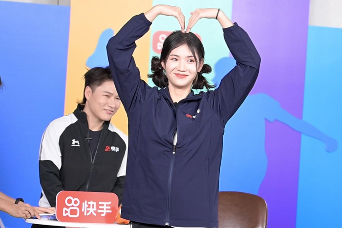 夏思凝在杭州参加直播活动时“比心”